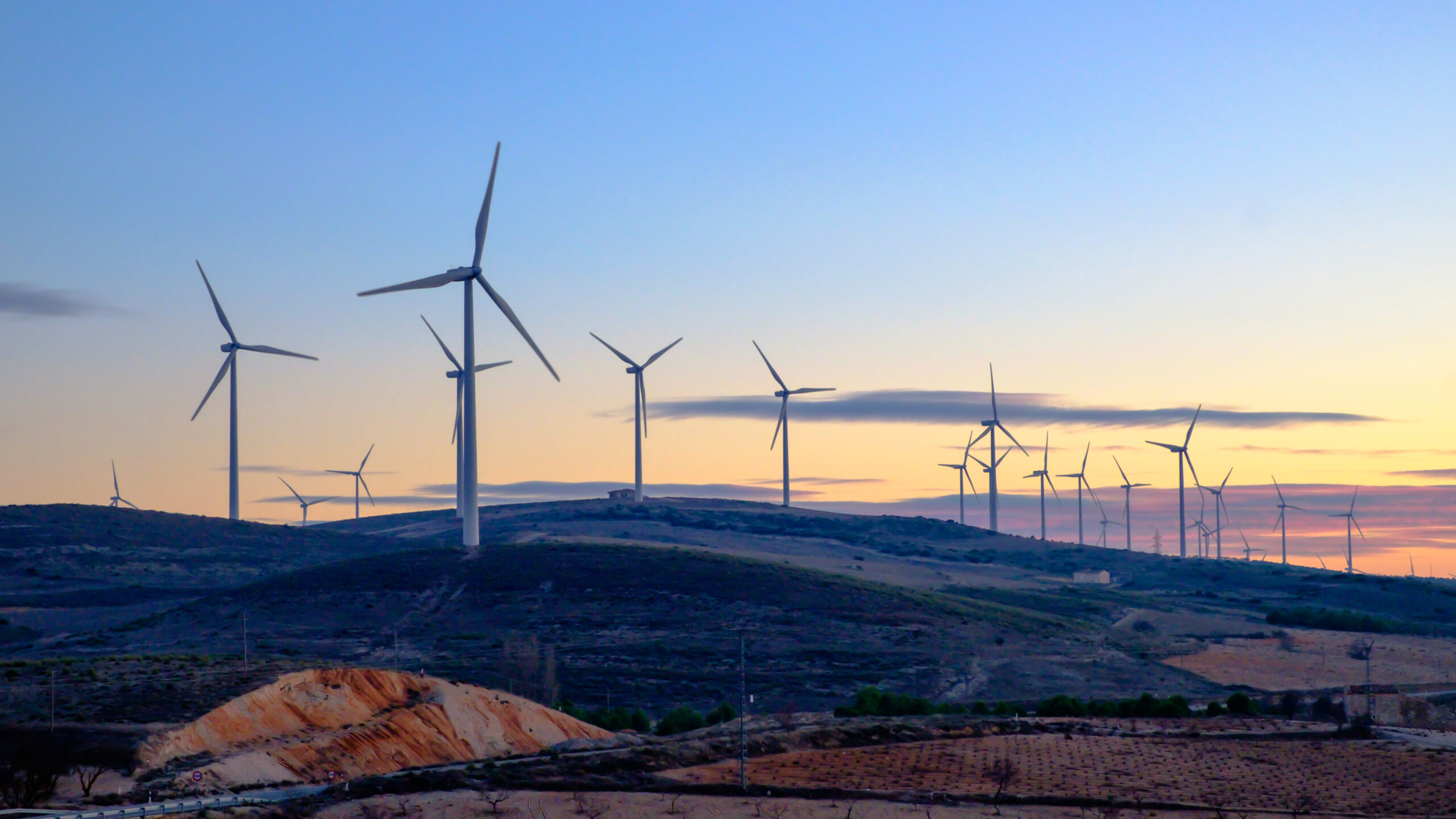 Image d'un paysage avec des éoliennes en lien avec la thématique de réduction des dépenses énergétiques des collectivités